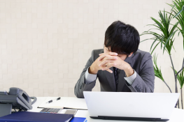 悩む男性